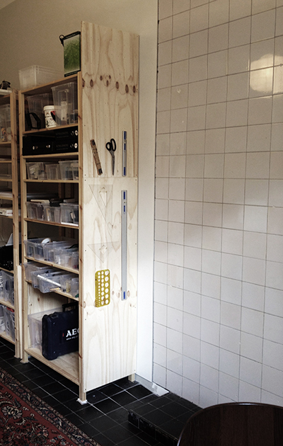 verktygsvägg sida bokhylla plywood